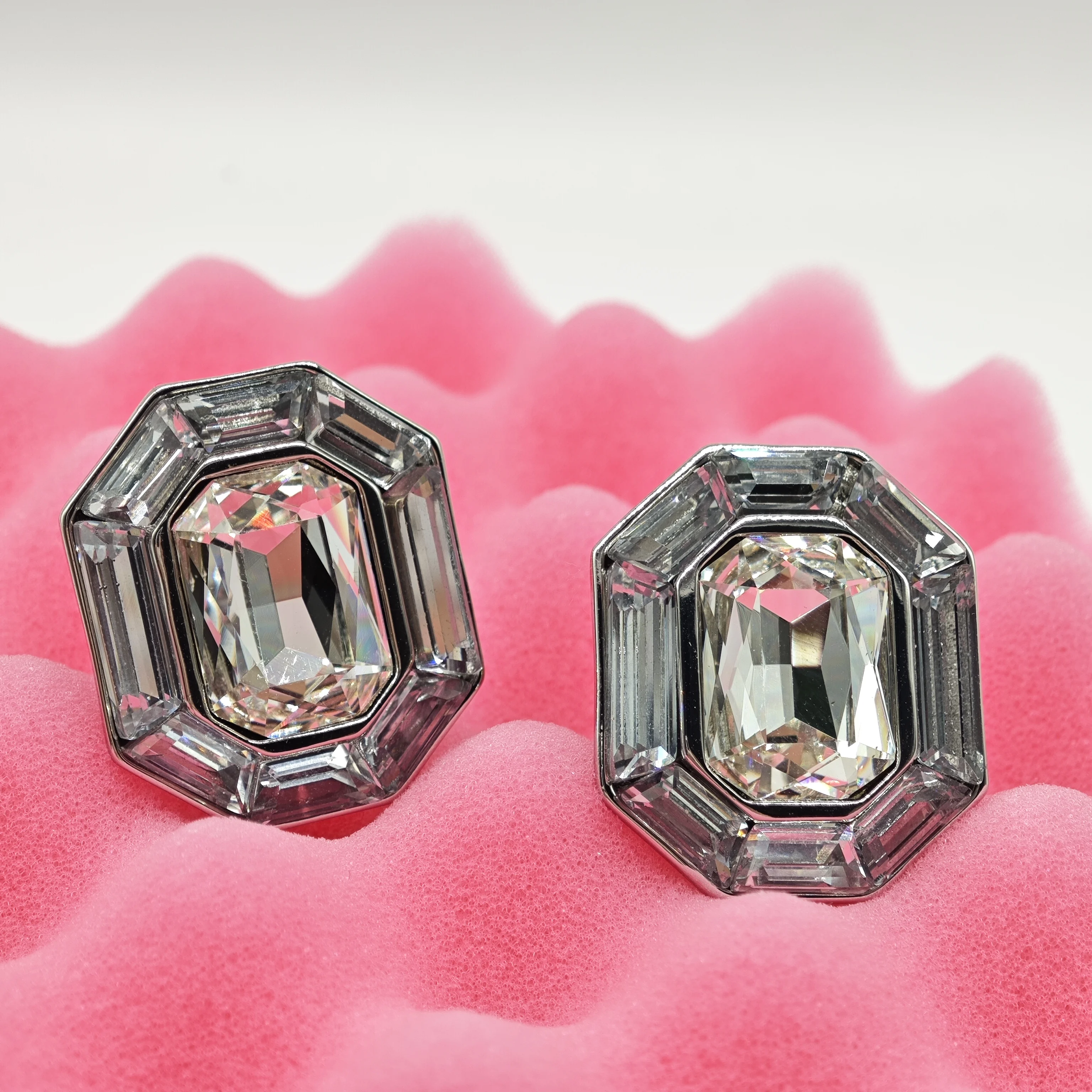 Women's clip on earrings with white crystal, fashionable and trendy high-end jewelry, party date gifts for women to wear
