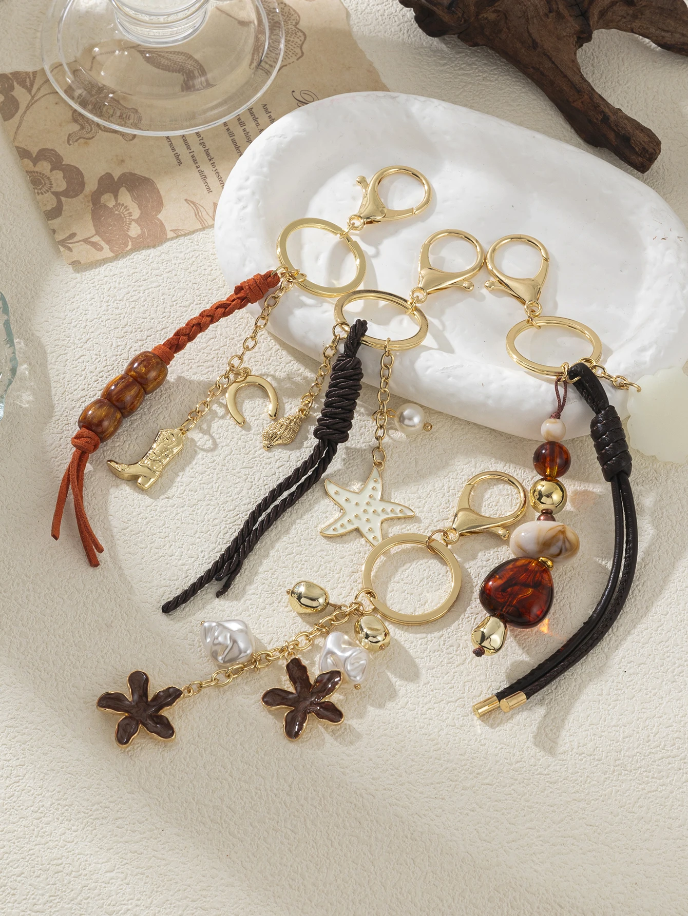 Vintage Nischen-Vielseitiger Seestern-Blumen-Stiefel Holzperlen Gewebter Schlüsselanhänger Schmuck – Detail 1
