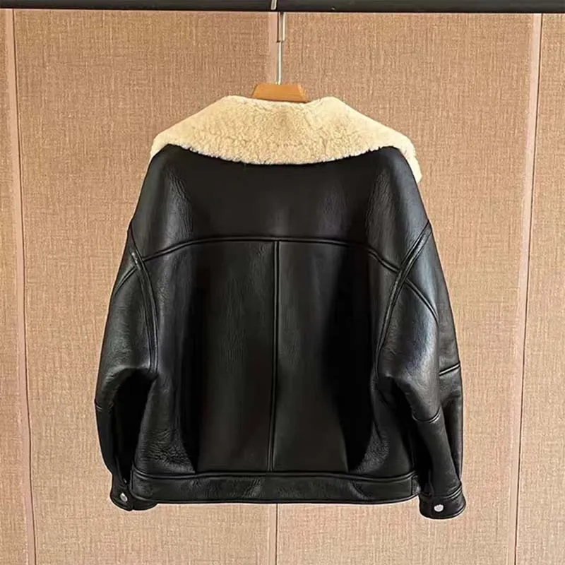 معطف فرو الأغنام الطبيعي الحقيقي للجلد بالكامل بياقة مقلوبة معطف نسائي شتوي سميك ودافئ على طراز الدراجة النارية
