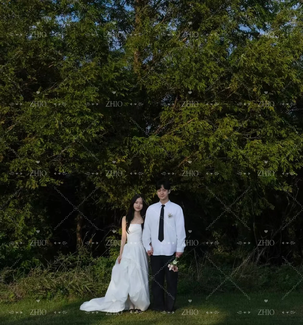 ZHIO فستان حفلات الزفاف الحديث الزهور الصناعية الجانب الشق حمالة الساتان الأبيض كوريا صورة تبادل لاطلاق النار ثوب استقبال الزفاف مخصص