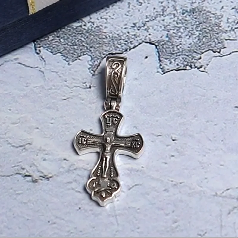 3 g slawischer Heilkreuz-Anhänger verfügt über ein achtpunktiges orthodoxes Kreuz mit dem Kreuzigung. Maßgeschneidertes 925er massives Sterlingsilber
