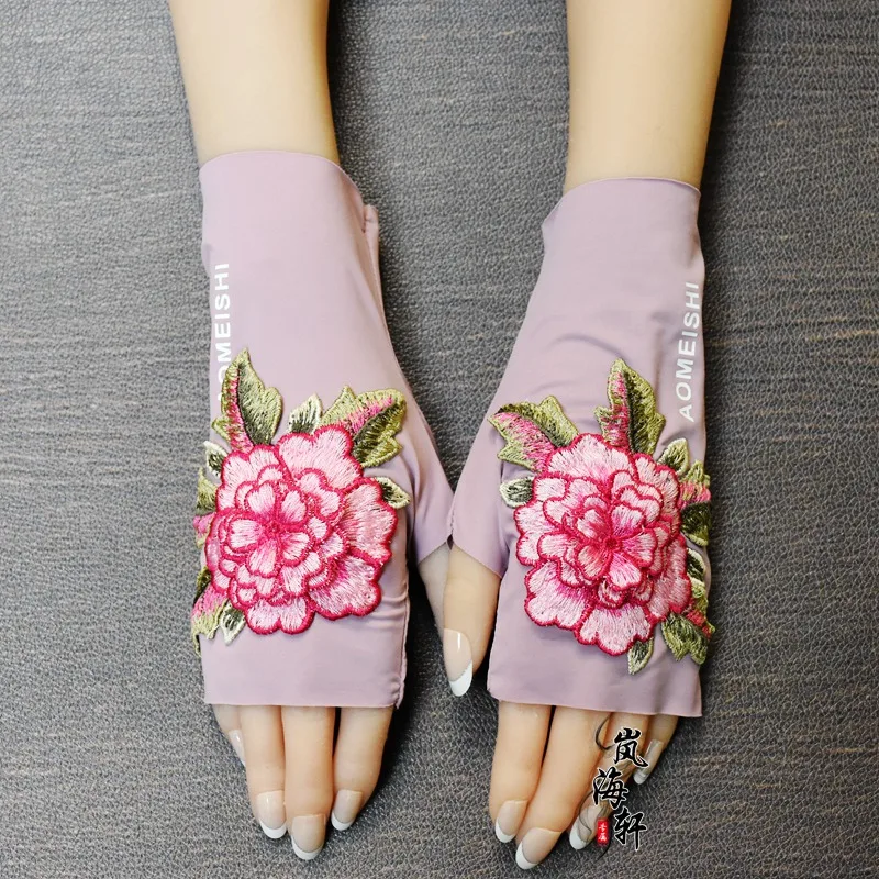 Guanti ricamati stile etnico Bracciali da donna Seta ghiacciata Sottile Mezze dita Cicatrice Touch screen parasole primaverile ed estivo
