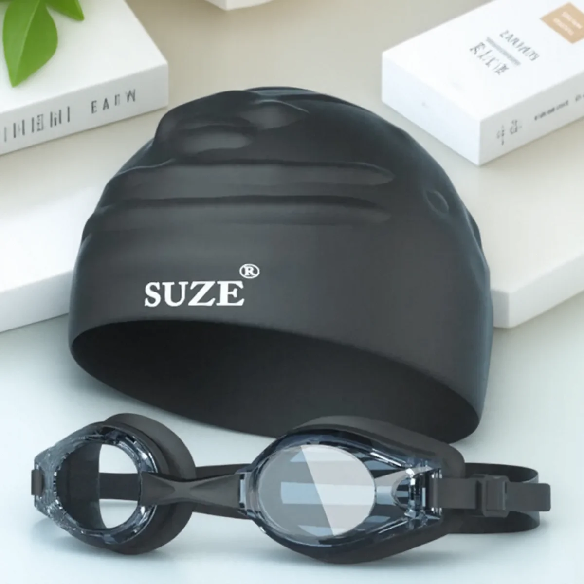 

Противотуманные очки для плавания высокой четкости с удобным силиконовым уплотнением включают шапочку для плавания и ящик для хранения