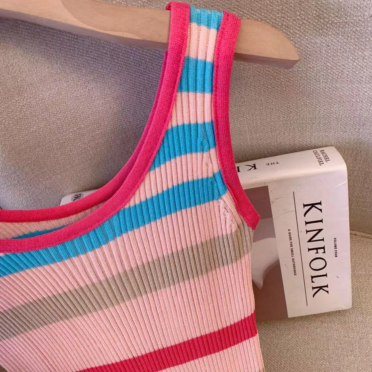 夏の甘い女性レインボーストライプドレスニットスリムフィットロングラップヒップドレス