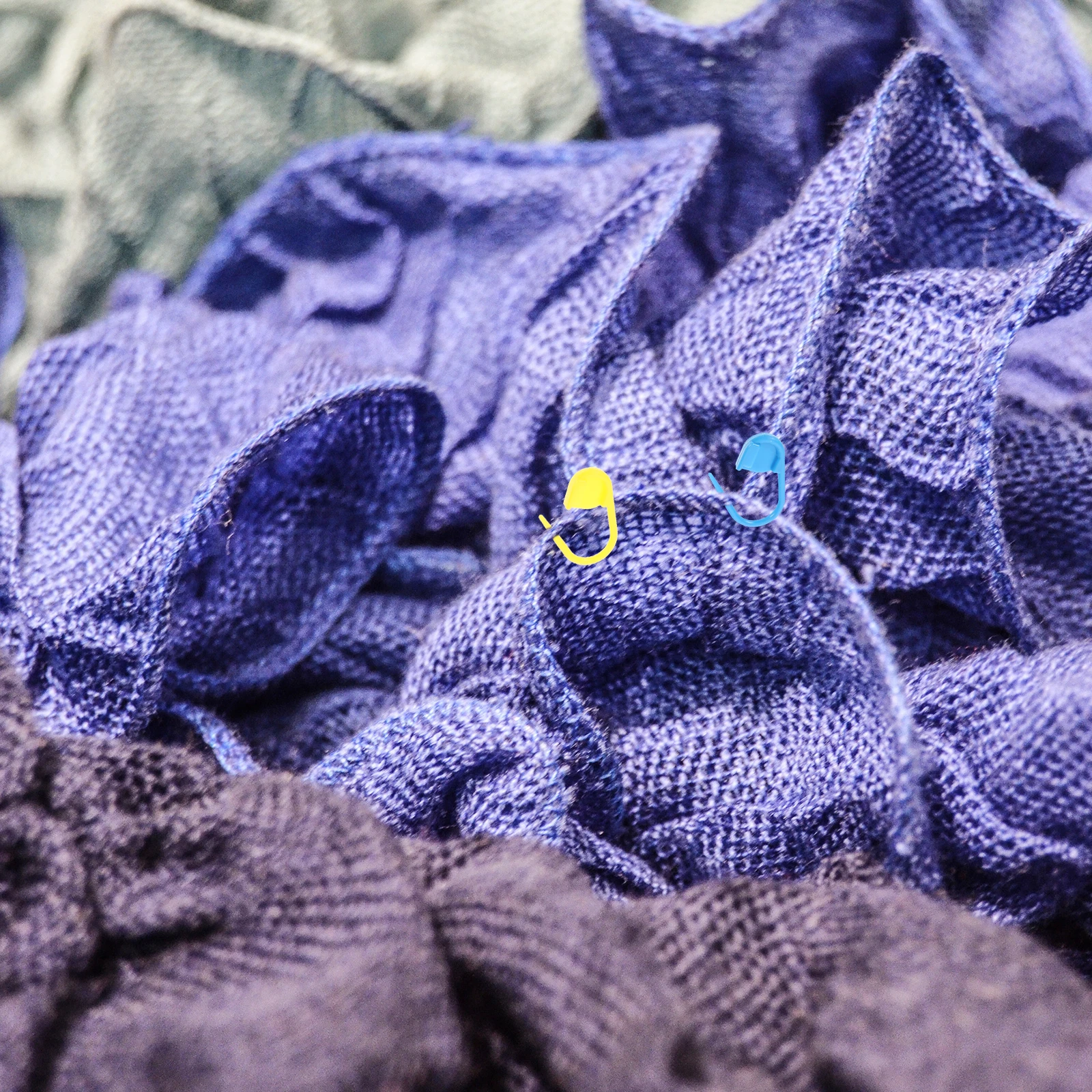 

Color Knitting Buttons 2 Boxes Plastic Crochet Markers Wear Resistant Portable Stitch Markers for Crocheting and Knitting