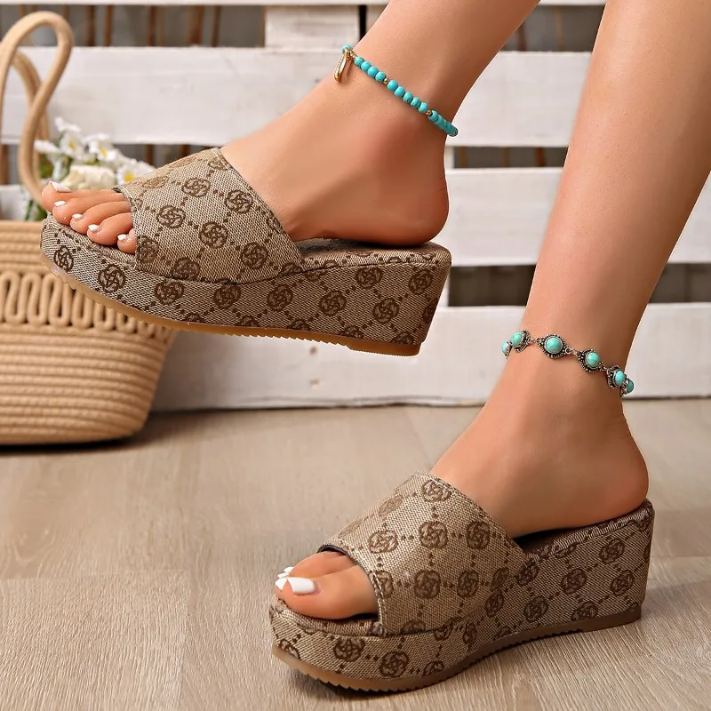

Новинка 2023 года, женские тапочки, вечерние пляжные туфли, женские летние модные сандалии на платформе, легкие однотонные шлепанцы, шлепанцы