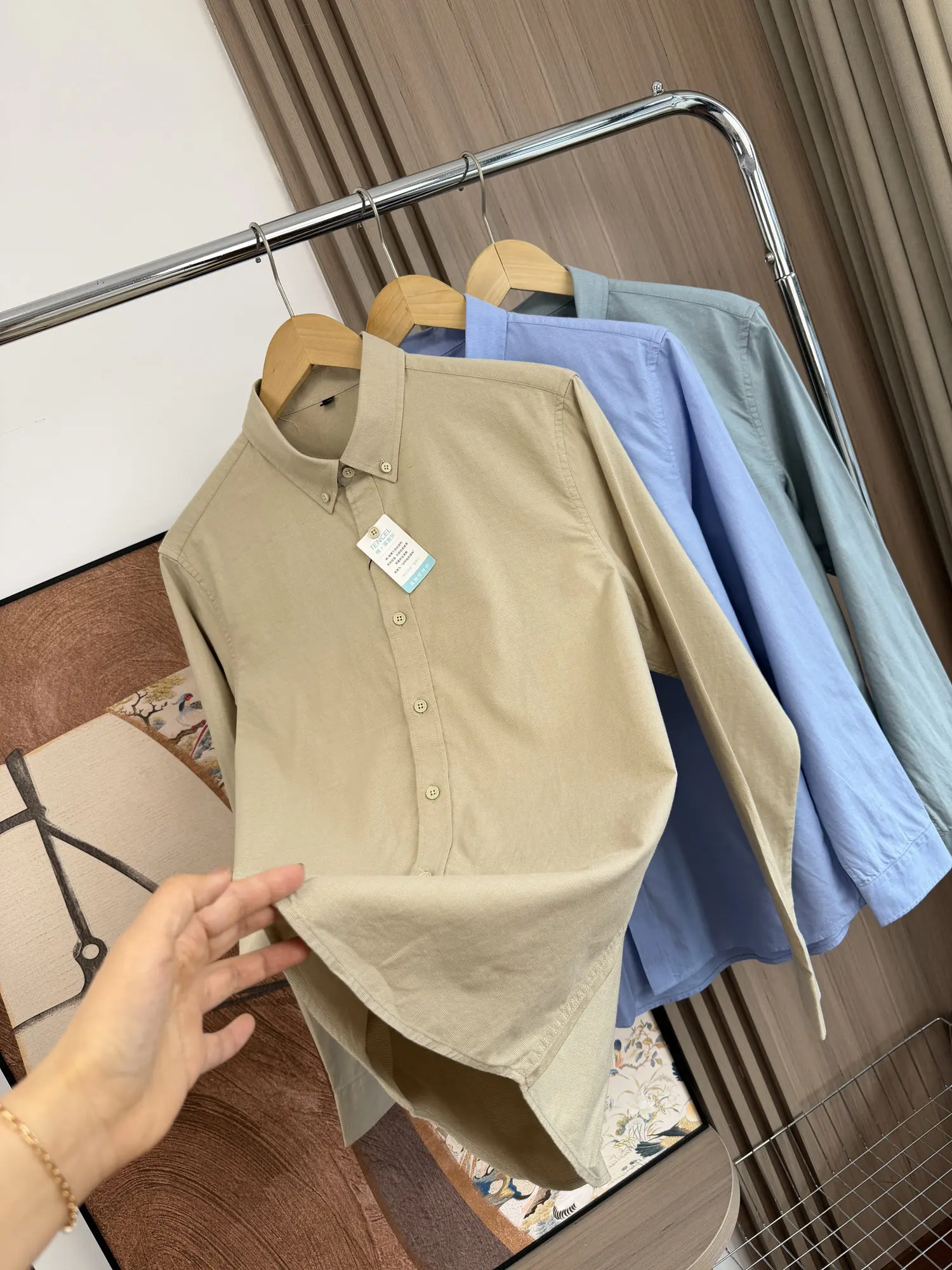 

Мужская весенняя повседневная рубашка с длинным рукавом, однотонная, приятная к коже, дышащая, приталенного кроя, в городском стиле, из хлопка и лиоцелла, с воротником.