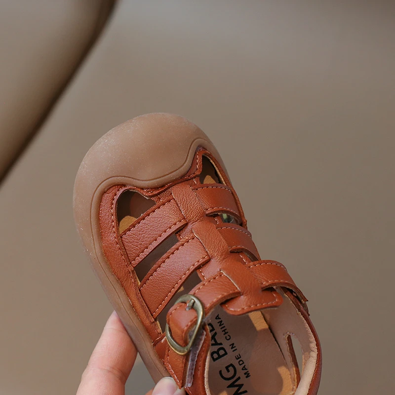 Sandal lembut Anti selip untuk anak laki-laki, sandal olahraga musim panas, sepatu bayi lembut Anti tendangan, sepatu keren, sandal desain gesper logam, sepatu Anti selip bersirkulasi untuk anak laki-laki dan perempuan