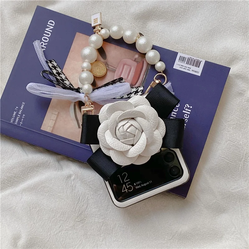 Etui na Samsung Galaxy Z Flip 4G 7 6 5 4 3 5G PU Kamelia Kwiat Przenośny Elegancki Perłowy Bransoletka Łańcuszek na Rękę Białe Skórzane Etui Ochronne