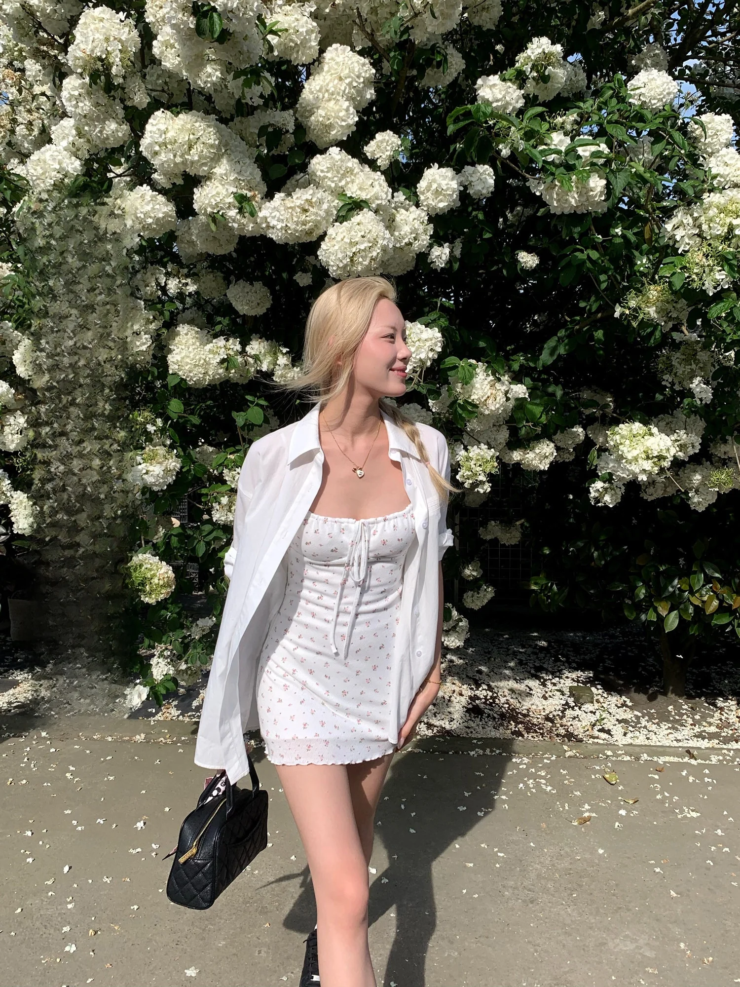 

Синяя повседневная хлопковая рубашка свободного кроя для женщин, летняя коллекция 2026, новинка, в стиле Roman Holiday, с пуговицами, утягивающий эффект