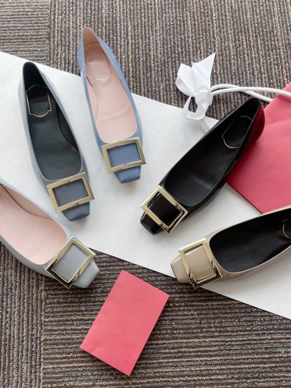 

Новые модные балетки в стиле ретро из лакированной кожи с квадратным носком, повседневная женская обувь на плоской подошве с металлической пряжкой и открытым носком