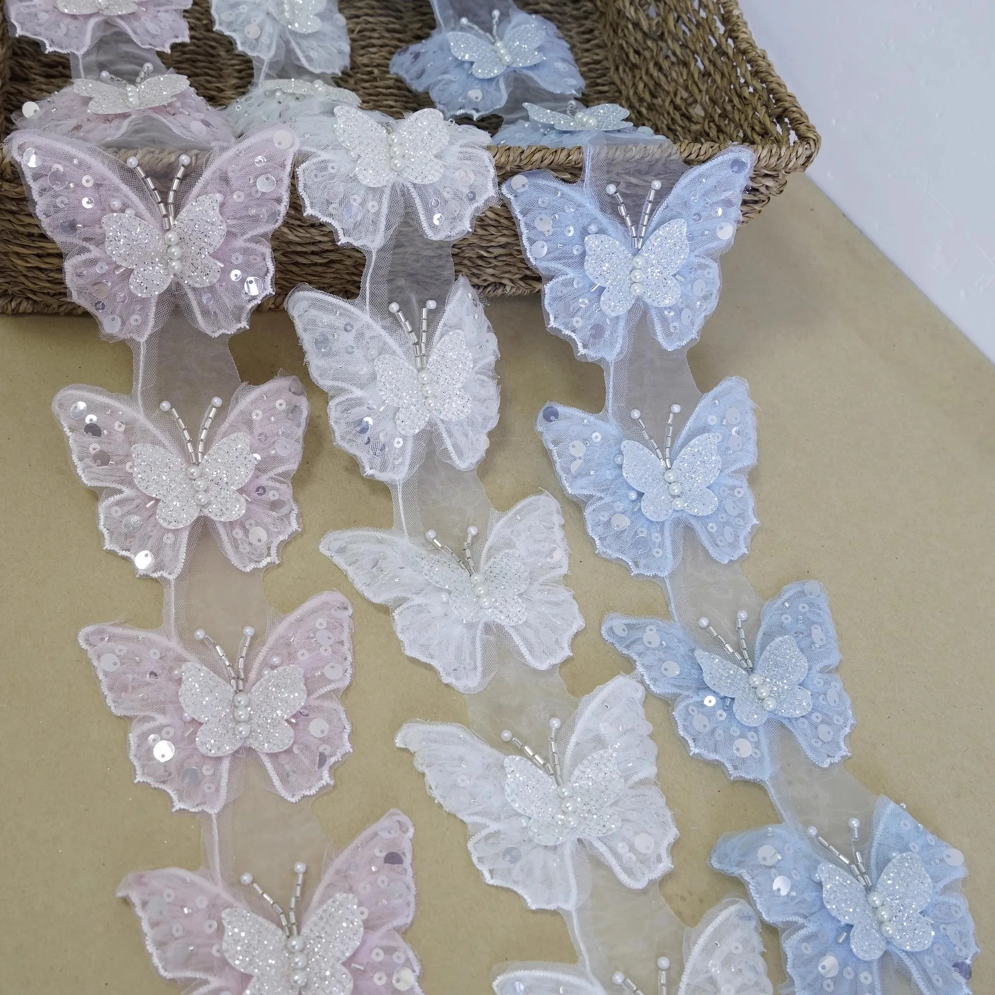 

Материал белого свадебного платья, жемчужное украшение, бусины с ручными гвоздями, блестки, бабочка, двухслойная плиссированная тканевая нашивка с вышивкой