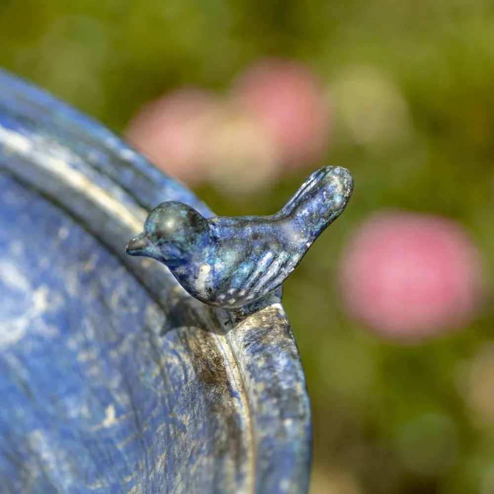 Sierlijke metalen voetstuk stijl vogelbad met gietijzeren vogels op rand volledige basis (blauw)