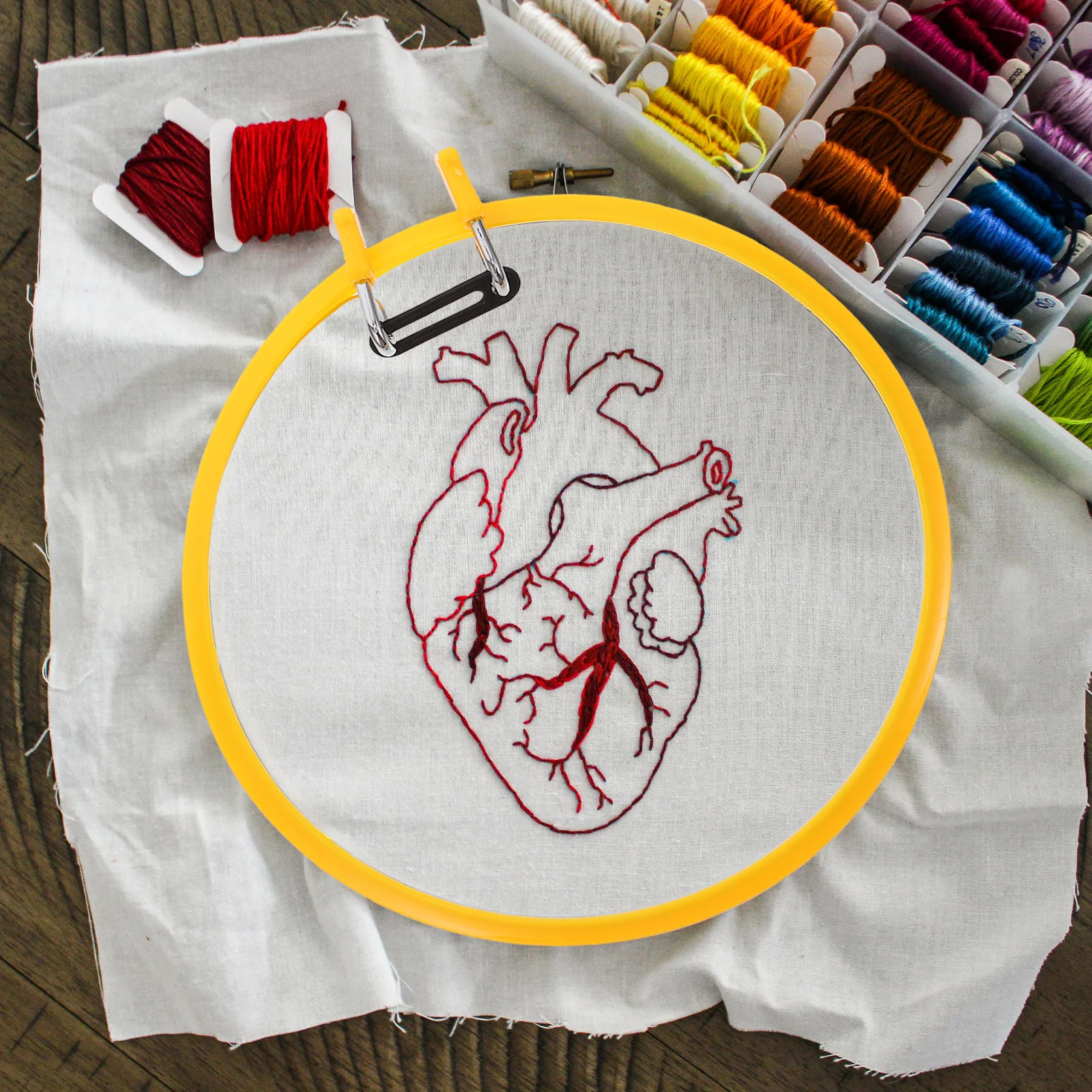 

Plastic Embroidery Hoop 22cm Diameter Spring Mechanism Smooth Surface Cross Stitch Frame Needlework Craft Round Hoop Circle