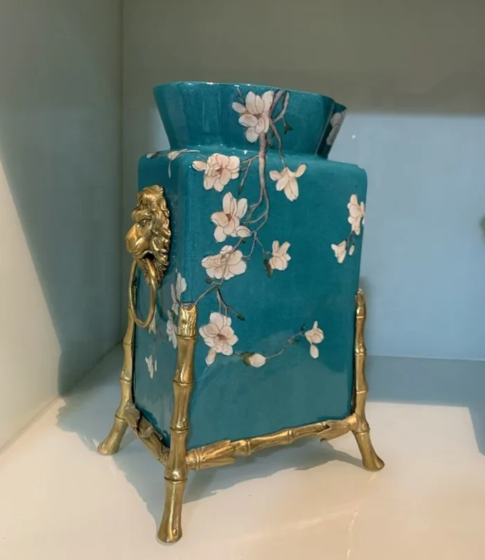 Decoración cuadrada de gran diámetro de lujo de porcelana azul y blanca hecha a mano, florero de cabeza de león de bronce para sala de estar