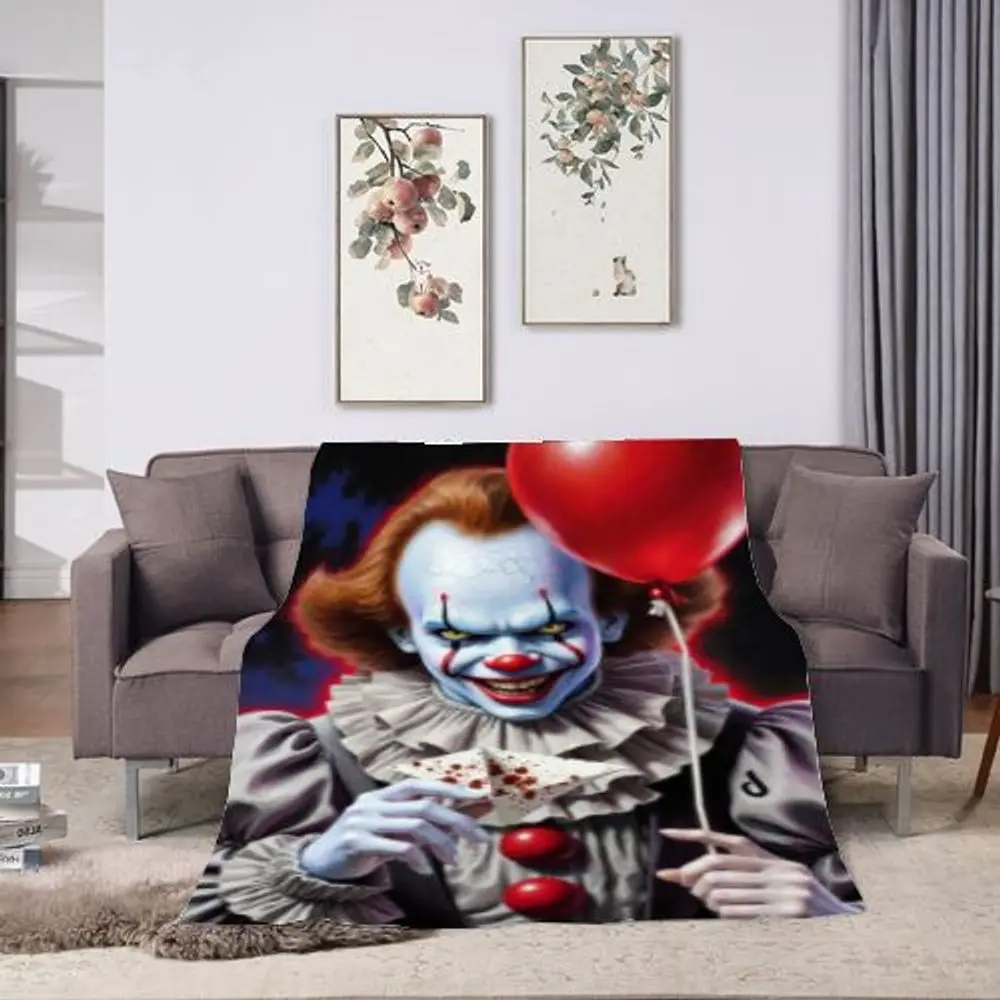 طباعة فنية رعب المهرج من Pennywise - ملصق مؤطر داكن وشديد يتميز بجلد أزرق شاحب مخيف، وتخويض ابتسامة، وكشكشة