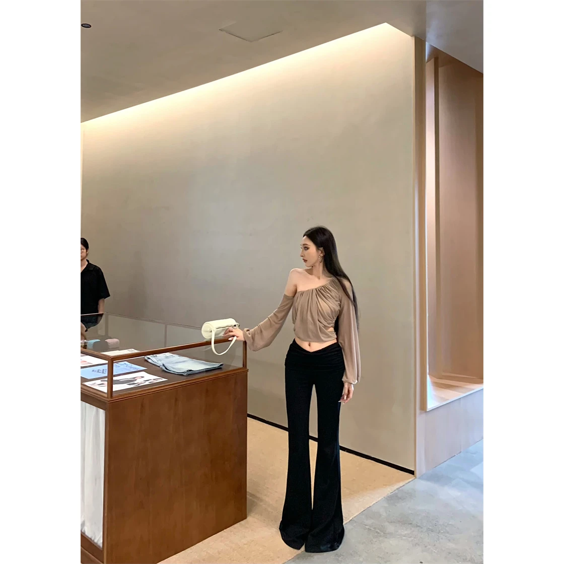 

Американский комплект: топ с открытыми плечами и брюки с сетчатыми вставками, женский комплект с оригинальным дизайном