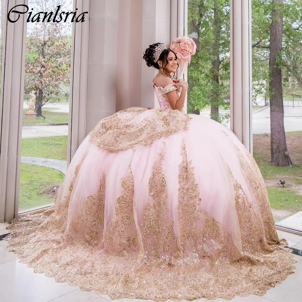 Vestido De princesa rosa con hombros descubiertos, traje De quinceañera con volantes, apliques De lentejuelas doradas, corsé De encaje, 15 Años