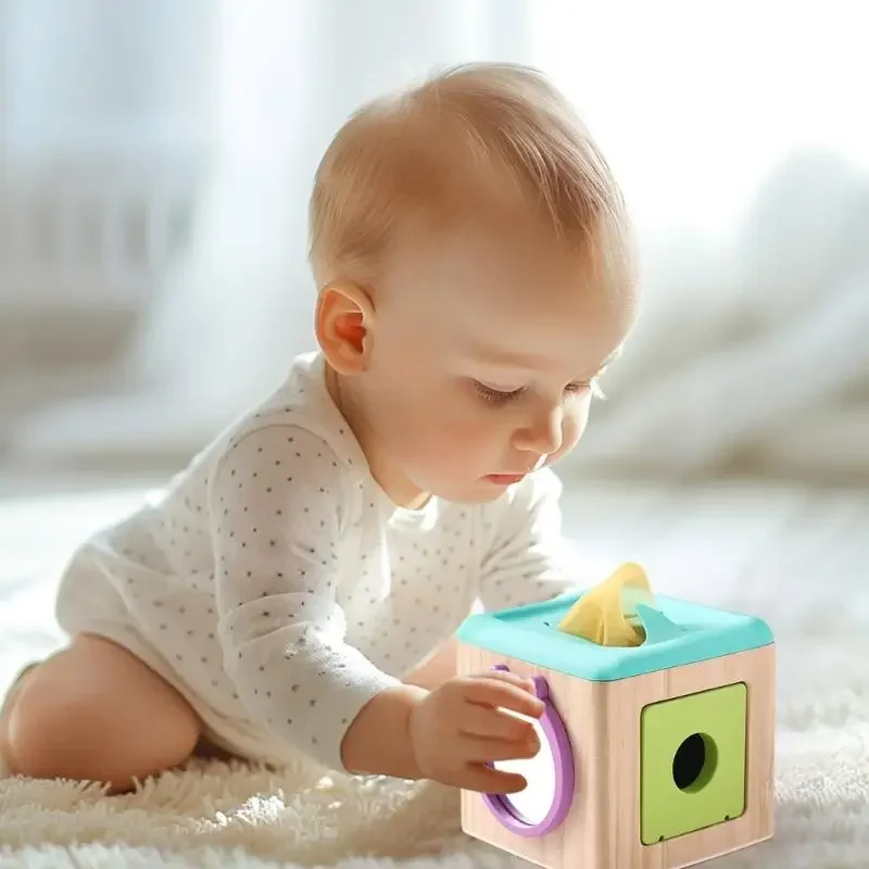 Drewniany pojemnik na chusteczki dopasowujący się do kształtu sensorycznego. Zabawka dla malucha. Wczesna edukacja. Pudełko z