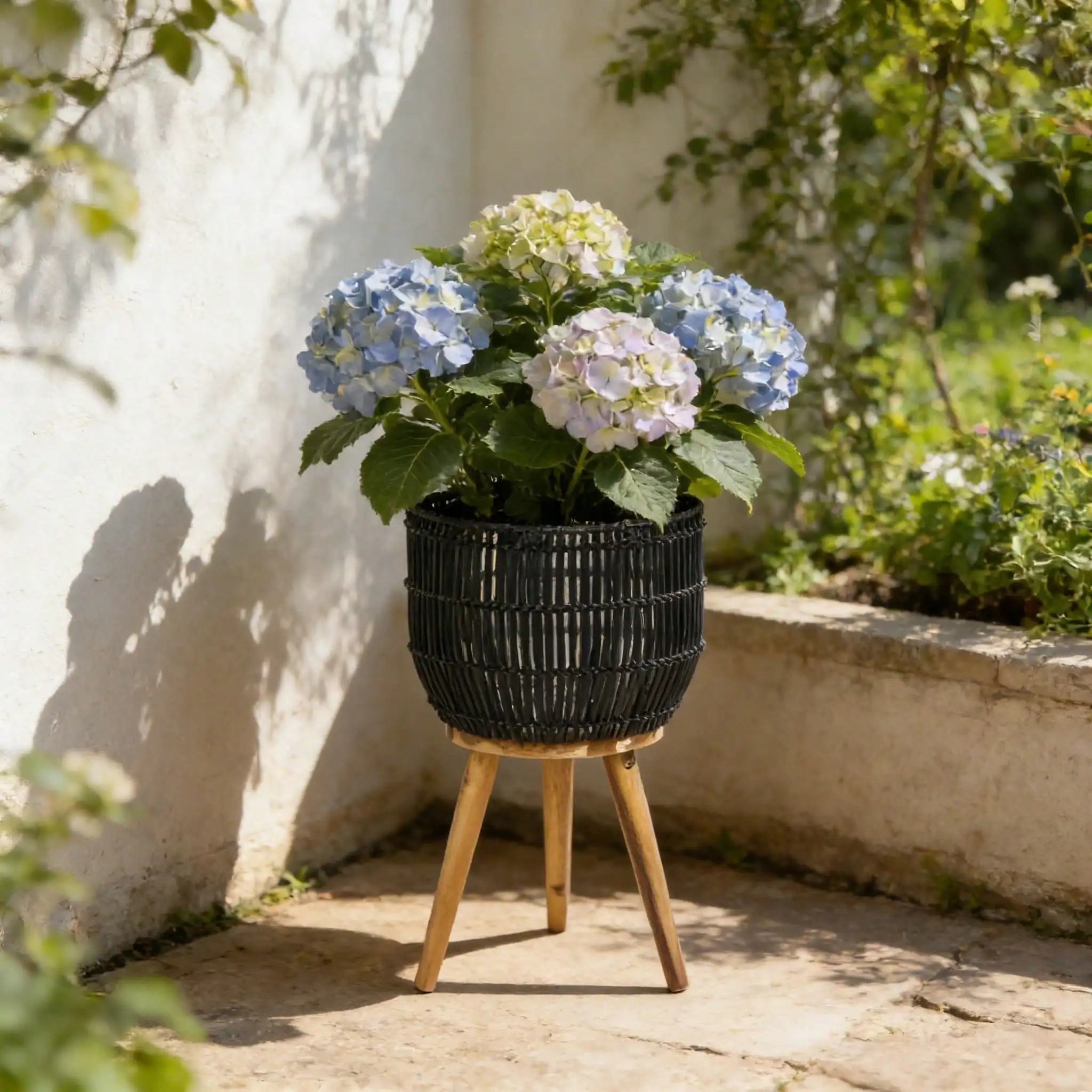 

Black Round Resin Planter & Stand Set With Wood Legs