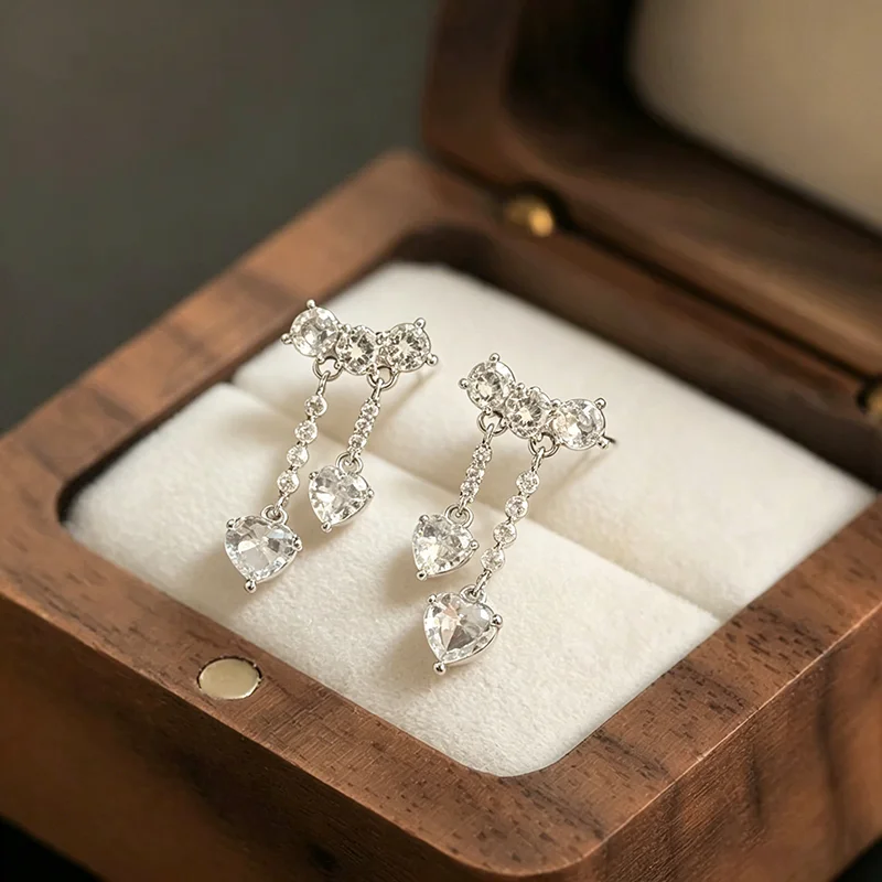 Glänzende Mikro-Zirkon Herzförmige Hängeohrringe in Goldfarbe Trendiger Schmuck für Damen und Mädchen Luxuriöses Design Ohr-Accessoires – Detail 8