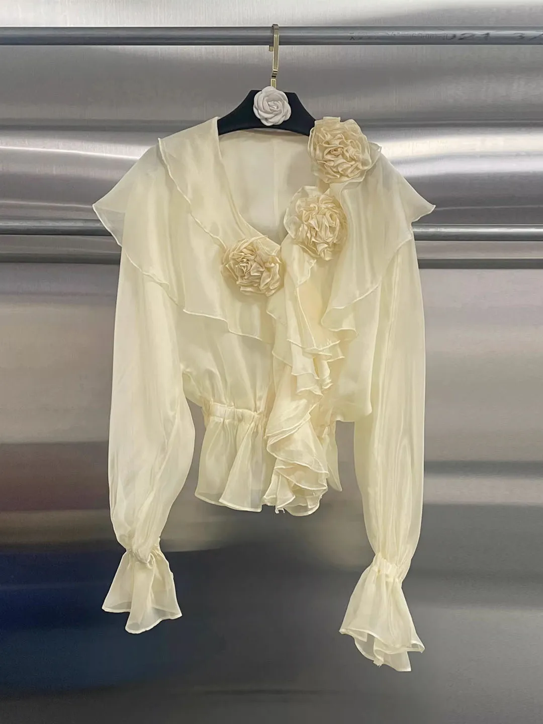 

Модная женская блузка с V-образным вырезом и 3D-цветочным декором, рукава-колокол, элегантный универсальный топ в корейском стиле для офиса и повседневной носки