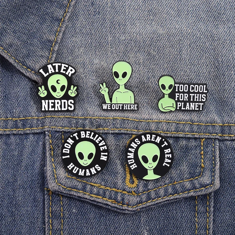 Lapel Pins Cartoon Space Cat Alien Corset Decoration Creative Versatile Badge Metal Drip Oil Spike Needle Badges on Backpack Pin