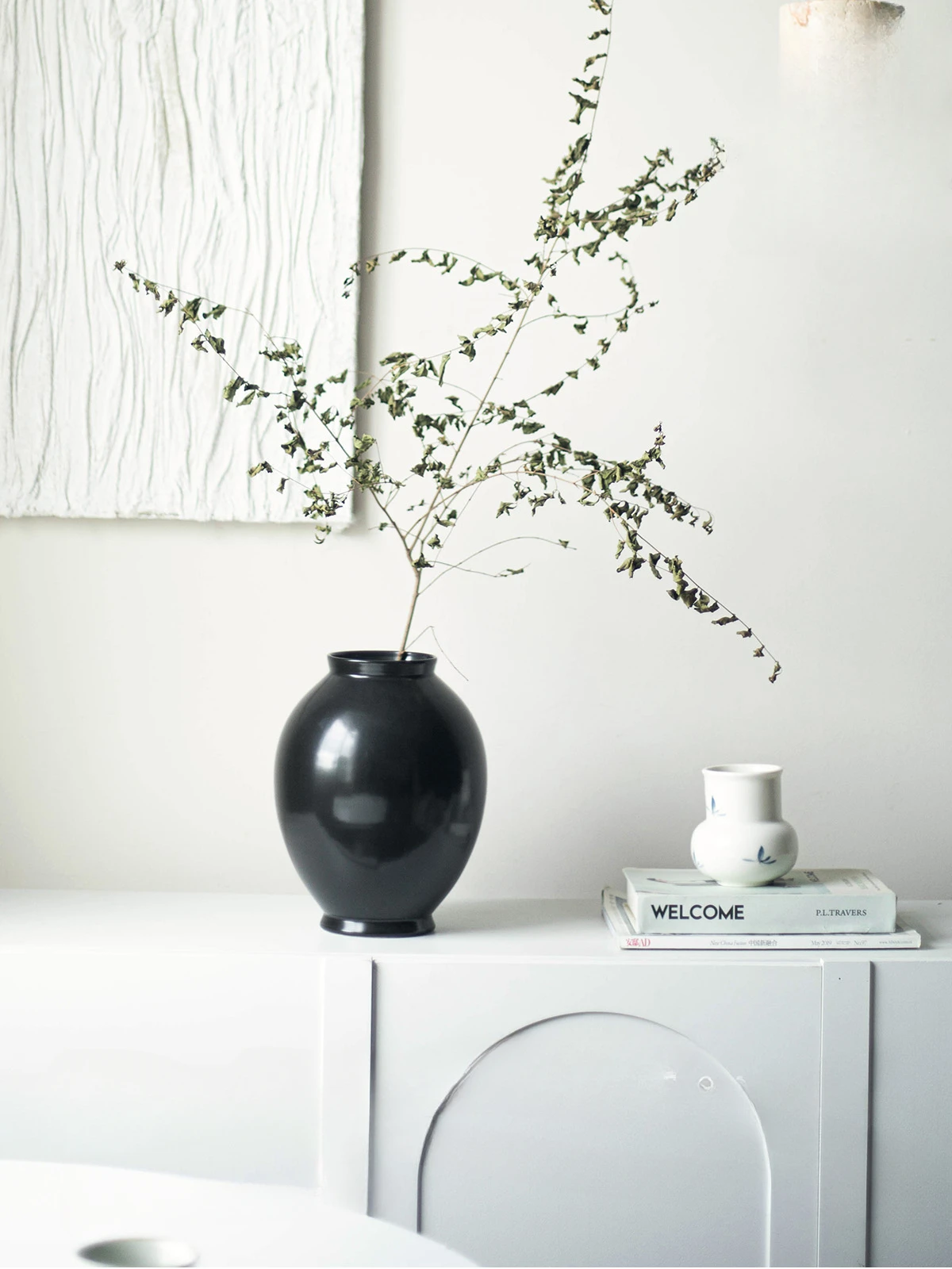 The product can be customized.Japanese style black ceramic vase with a high-end sense of tranquil wind flower arrangement