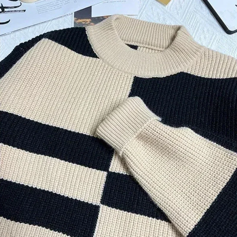 New Thickened Winter Round Neck New Sweater with Contrasting Color Base Knit Sweater, Loose High Neck Casual Warmth for Men