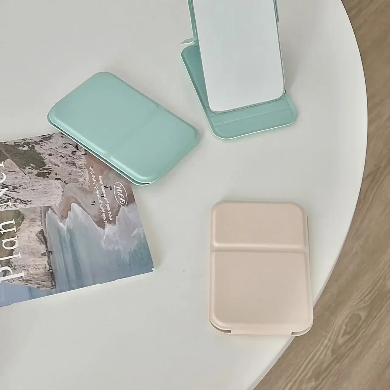 Espelho de maquiagem de mesa cor sólida couro do plutônio simples portátil espelho de maquiagem dobrável estudante compacto bonito bolso 1pcs