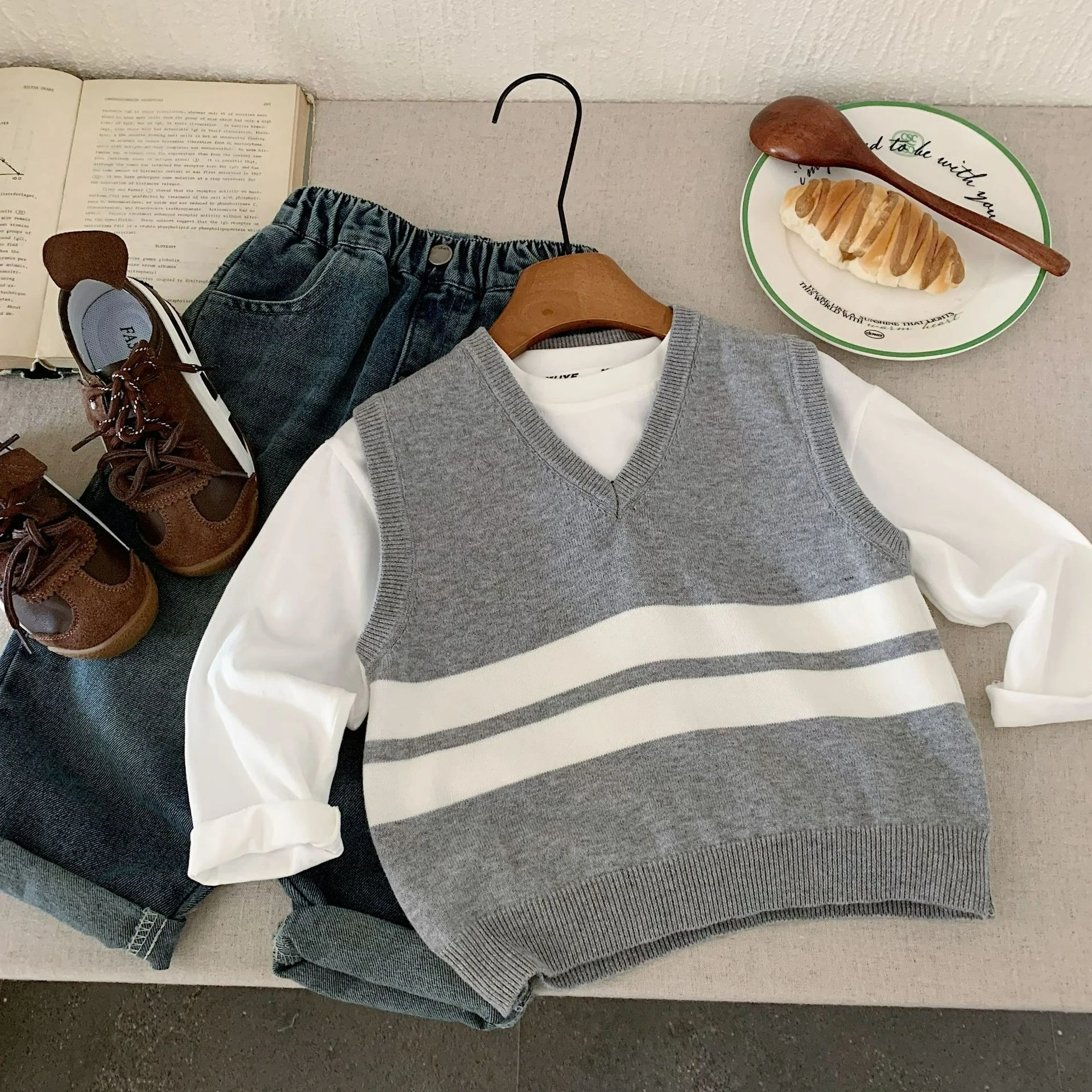 

Осень 2023, детский полосатый жилет с v-образным вырезом для мальчиков и девочек, свитер, детская одежда, новый тренд жилета для малышей