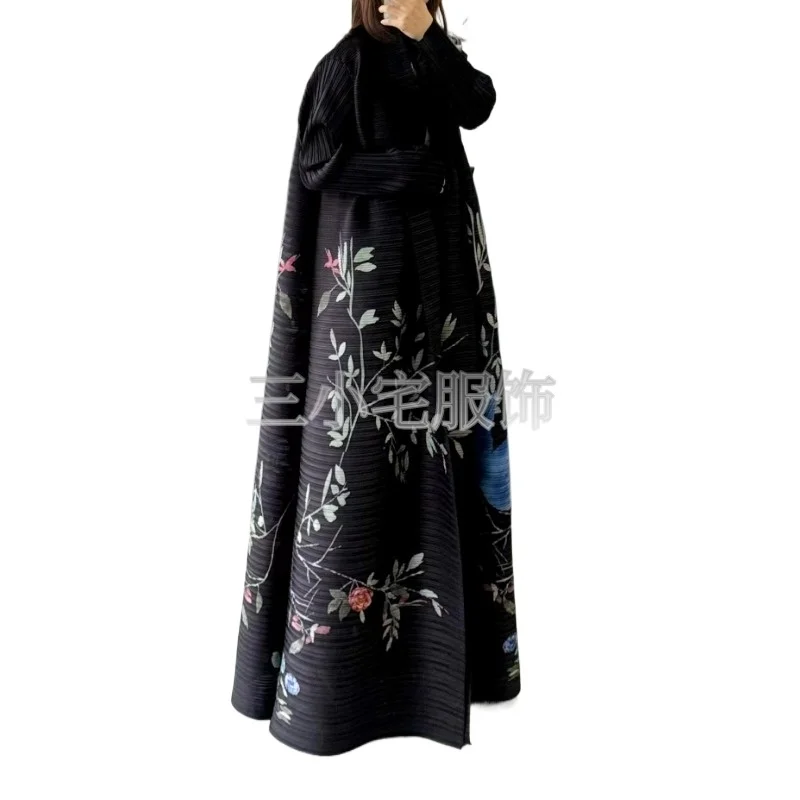 Miyake Pleated Autumn and Winter New Women\'s Long Coat, Retro Printed Lapel, Long Sleeved Black Abaya Fashion Festival Clothing