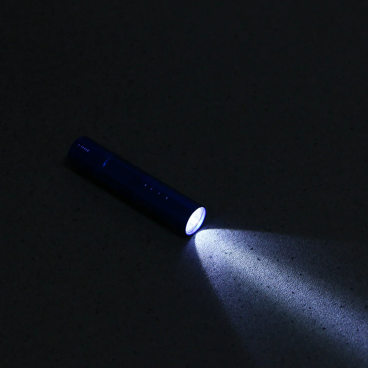 مصباح يدوي LED صغير محمول أزرق مقاوم للماء من سبائك الألومنيوم شعلة جيب كيرينغ للتخييم والمشي لمسافات طويلة للاستخدام الخارجي رقم