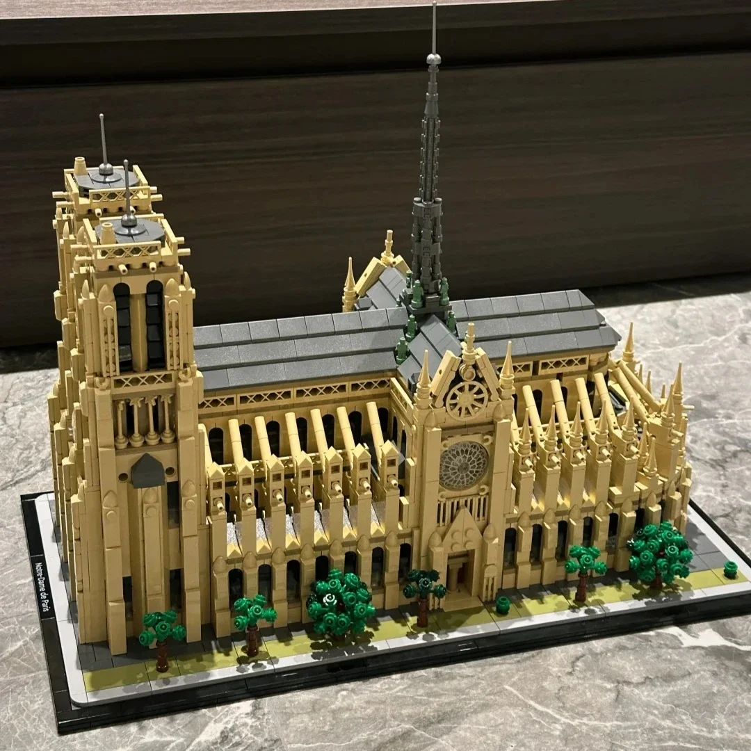 Construir modelos de séries criativas para decorar Notre-Dame de Paris, meninos montam brinquedos de blocos de construção, presentes infantis, pres de aniversário