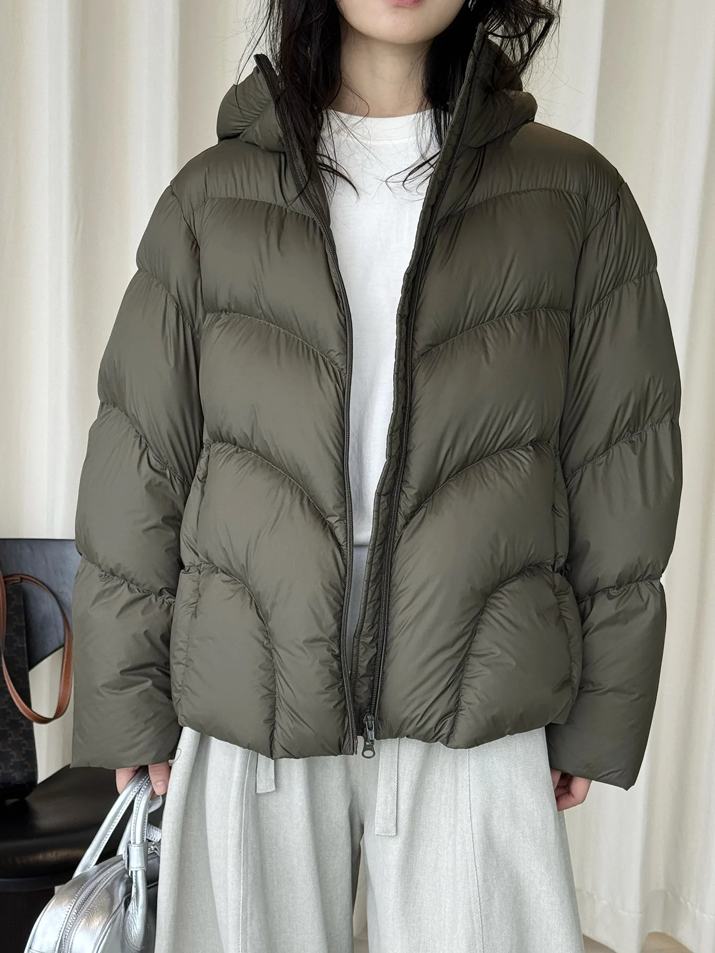 Einfache und modische Winterjacke aus weißer Entendaunen mit Kordelzug am Saum, lockere und warme Jacke für Damen