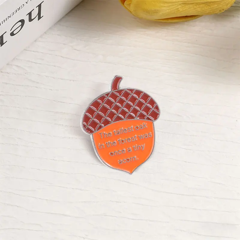 Inspirierende Eichel-Anstecknadeln: Der größte Eichenbaum im Wald war einmal eine winzige Eichel – Emaille-Pins, Broschen, Accessoires, Geschenk – Detail 3