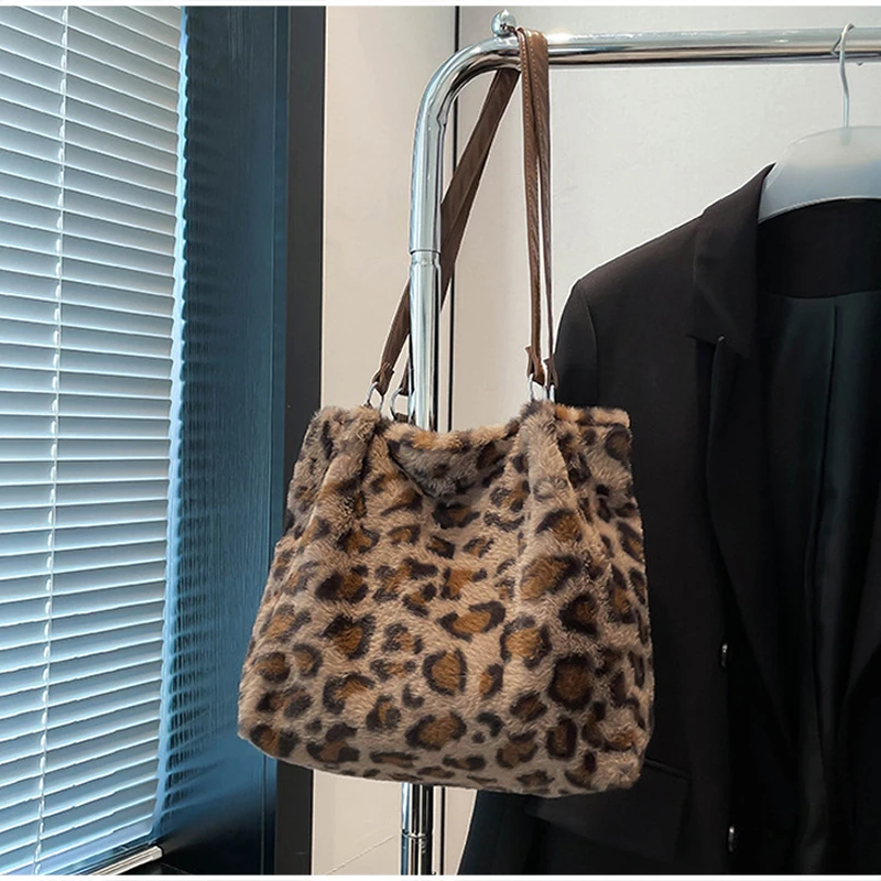 Leopardenmuster-Plüsch-Umhängetasche, Damen-Beuteltasche, Große Kapazität für Pendeln und Arbeit, Modische Vintage-Handtasche mit Persönlichkeit – Detail 15