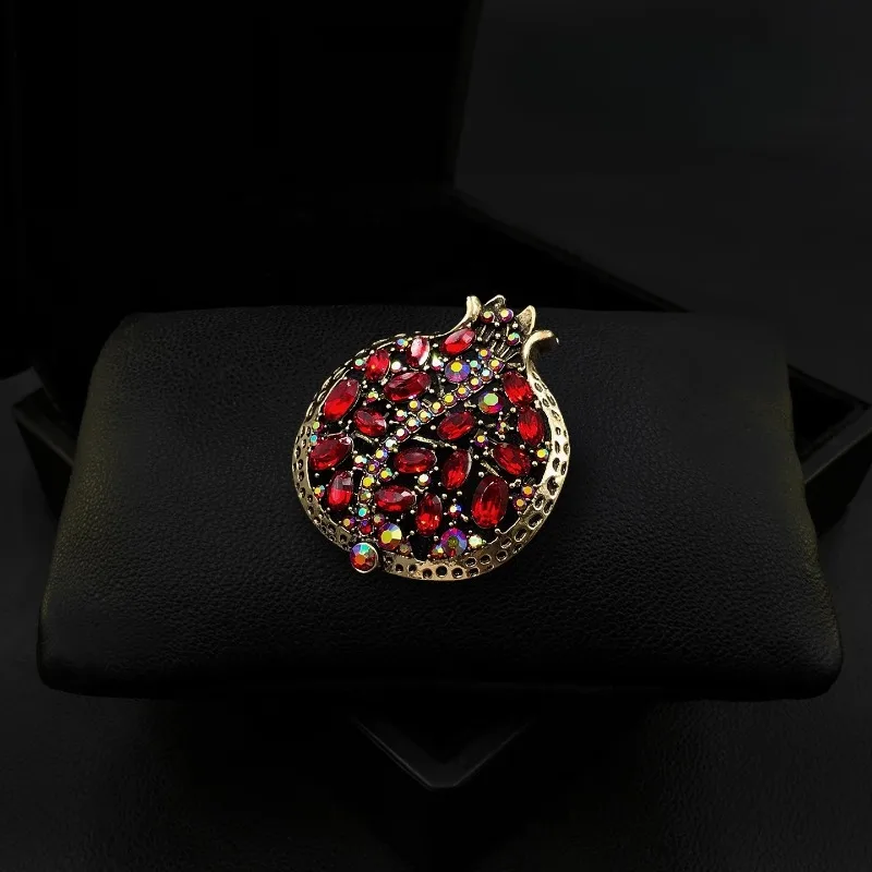Vintage Distressed Crystal Pomegranate Brooch Exquisite High-end Fruit Lapel Pin Fashion Red Accessory for Women Jewelry 2112