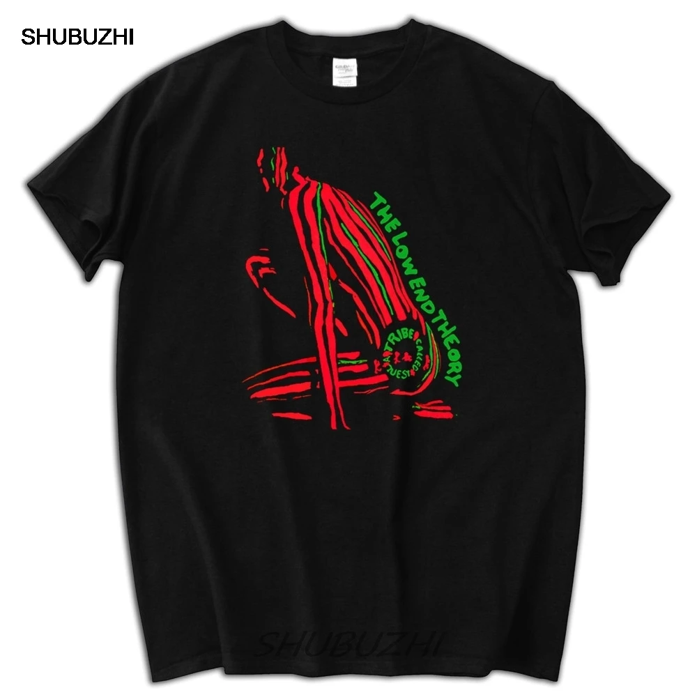 ΠΡΠΆΡΠΊΠ°Ρ ΡΡΡΠ±ΠΎΠ»ΠΊΠ° Ρ Π½Π°Π΄ΠΏΠΈΡΡΡ Β«A tribe Quest AtcqΒ», Π²ΠΈΠ½ΠΈΠ»ΠΎΠ²Π°Ρ ΡΠ΅Π½Π½ΠΈΡΠΊΠ° Ρ ΠΏΠΎΡΡΠ΅ΡΠΎΠΌ ΠΏΠΎΠ»ΡΠ½ΠΎΡΠ½ΠΎΠ³ΠΎ ΠΌΠ°ΡΠΎΠ΄Π΅ΡΠ°, Π² ΡΡΠΈΠ»Π΅ ΡΡΠΏ/Ρ
ΠΈΠΏ-Ρ
ΠΎΠΏ ΠΡΠΆΡΠΊΠ°Ρ ΡΡΡΠ±ΠΎΠ»ΠΊΠ° Ρ Π½Π°Π΄ΠΏΠΈΡΡΡ Β«A tribe Quest AtcqΒ», Π²ΠΈΠ½ΠΈΠ»ΠΎΠ²Π°Ρ ΡΠ΅Π½Π½ΠΈΡΠΊΠ° Ρ ΠΏΠΎΡΡΠ΅ΡΠΎΠΌ ΠΏΠΎΠ»ΡΠ½ΠΎΡΠ½ΠΎΠ³ΠΎ ΠΌΠ°ΡΠΎΠ΄Π΅ΡΠ°, Π² ΡΡΠΈΠ»Π΅ ΡΡΠΏ/Ρ
ΠΈΠΏ-Ρ
ΠΎΠΏ