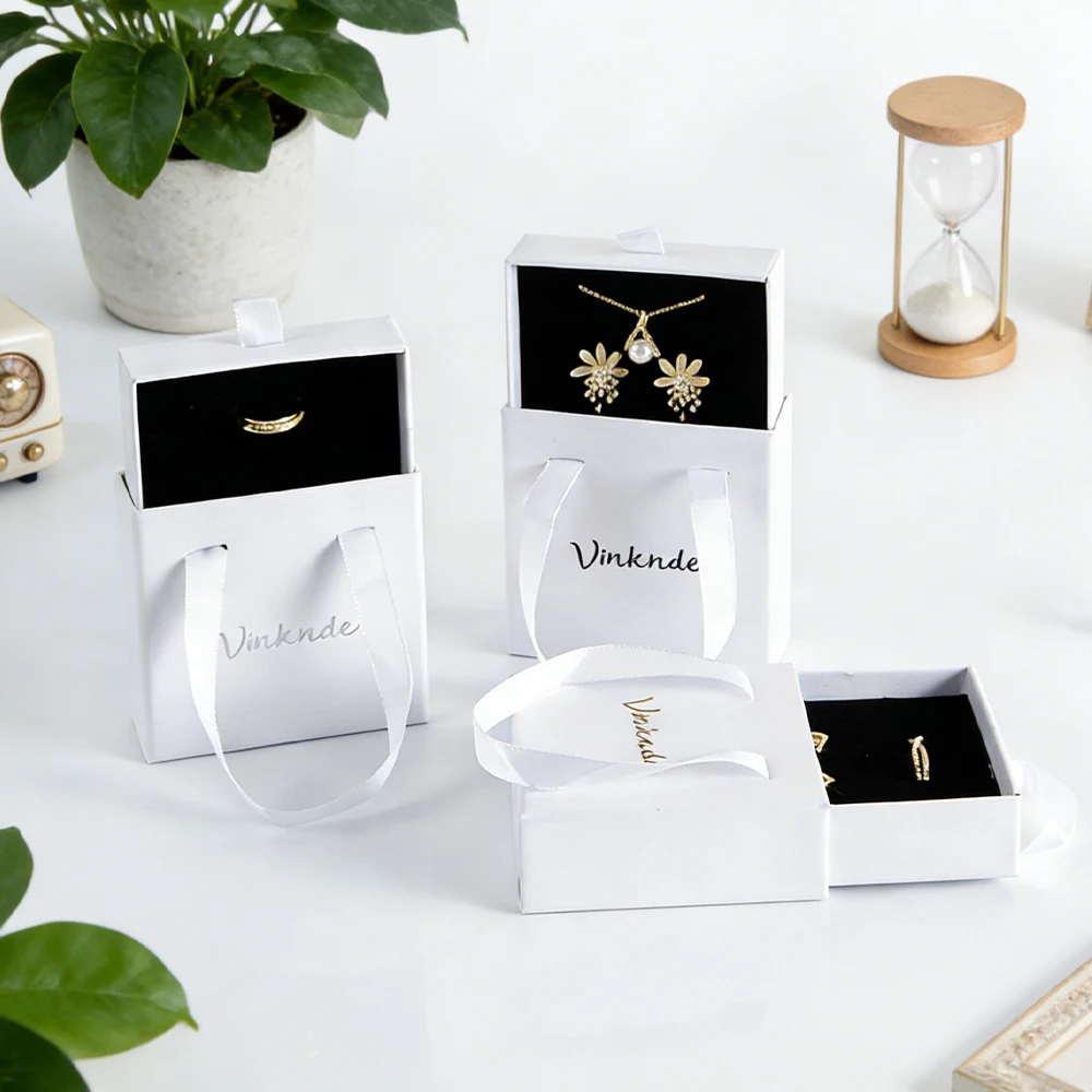 

100 шт. 8x8x3 см, подарочные коробки для украшений (ожерелья, серьги) с логотипом на заказ, портативные выдвижные коробки с ручкой для свадеб и вечеринок