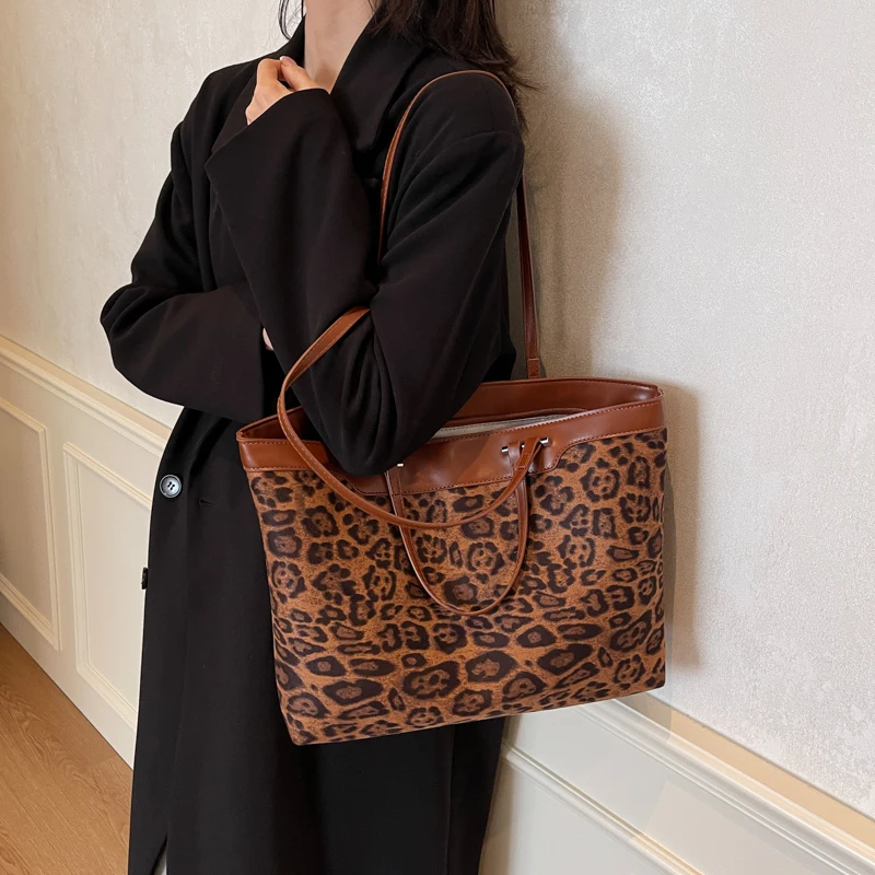 

Women Faux Suede Leopard Fashion Shoulder Bag Large Capacity Soft Shoulder Purse Zipper Closure Chic Hobo Bag Outdoor Travel Bag