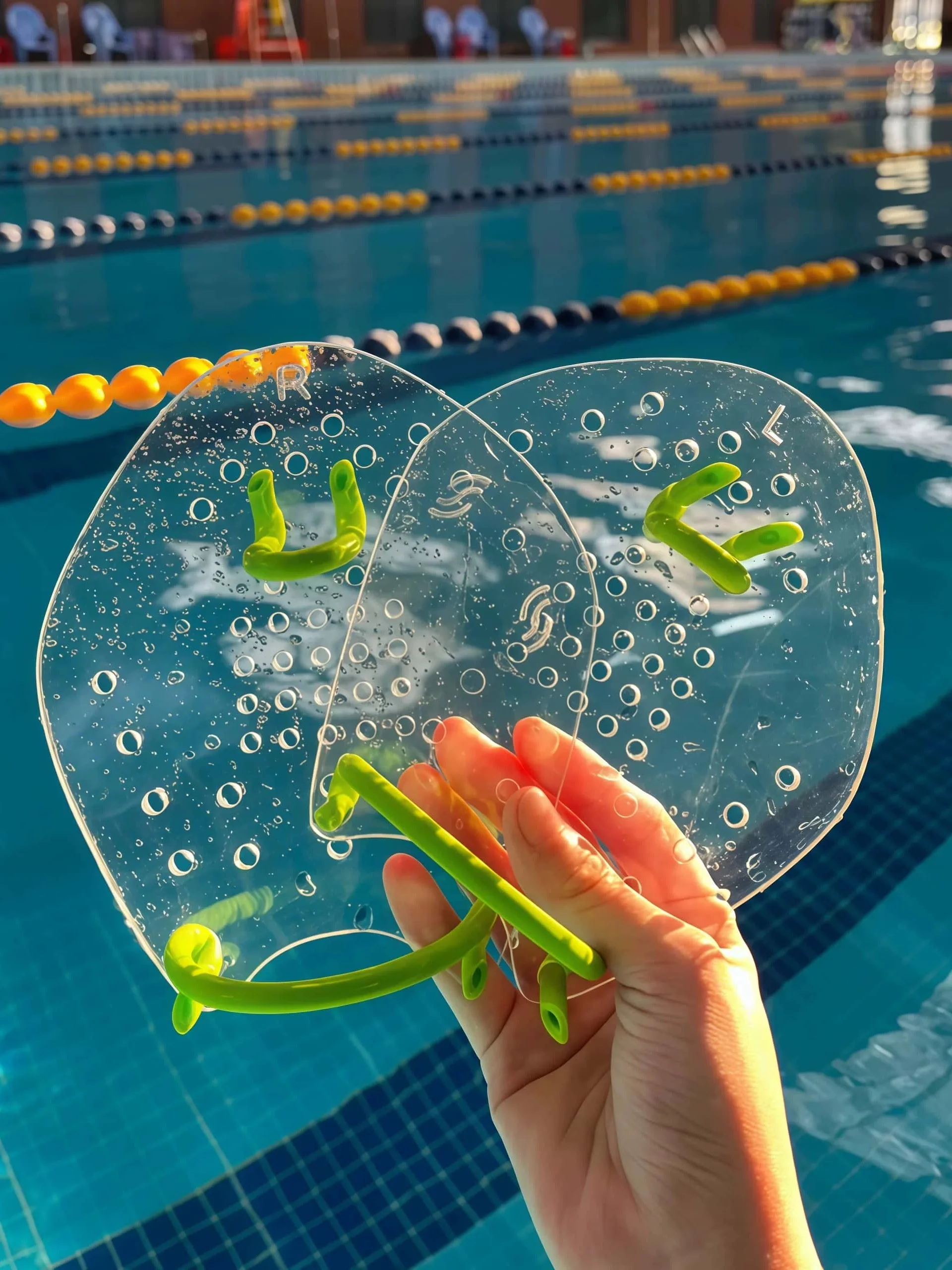 クリエイティブ水泳シリコン透明フィン大人初心者水泳トレーニング用品水生スポーツダイビングギアハンドフリッパー