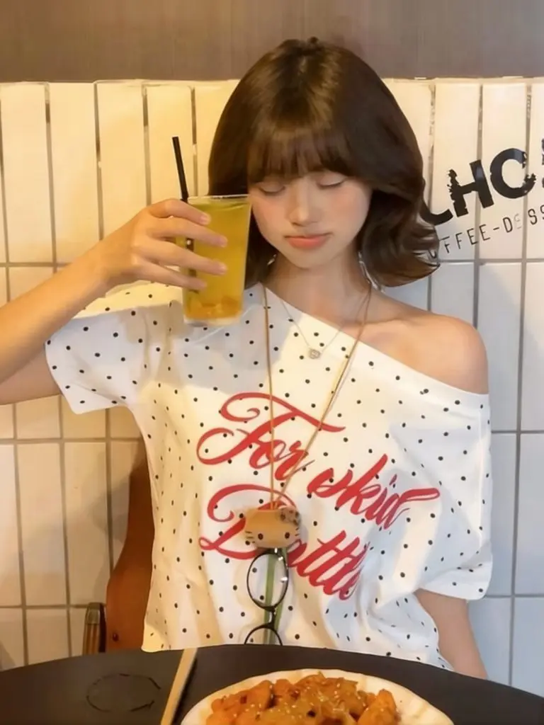 Vintage Polka Dot Off Shoulder Short Sleeve Tee Women One shoulder White Top Slim Fit Summer Loose Oversize T-shirt Letter Print