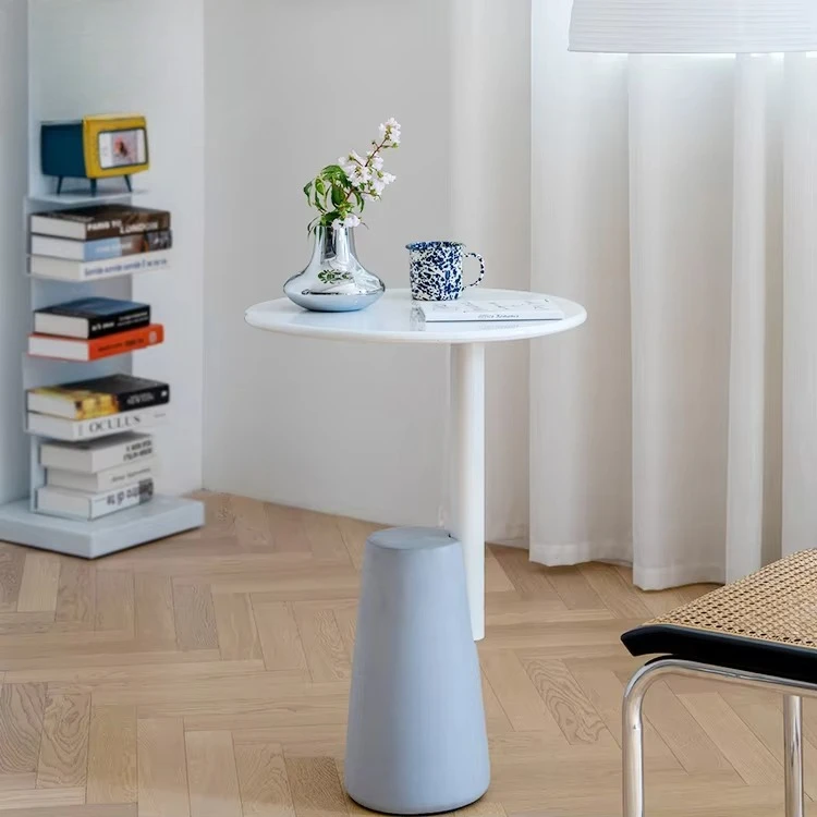 A mobília do restaurante da loja de café é simples, mesa de cabeceira de metal de design, mesa de centro pequena redonda, mesa final do sofá