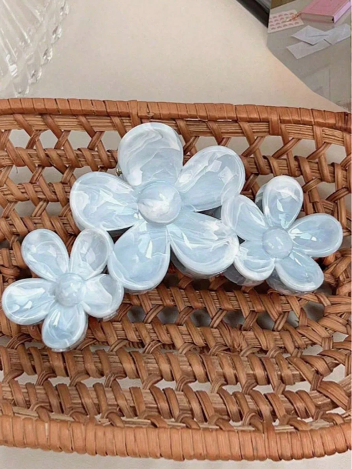 

1 шт. синяя заколка для волос с тремя цветами для женщин, заколка для волос с живыми цветами, заколка для укладки волос на затылке, большая заколка, изысканная заколка.