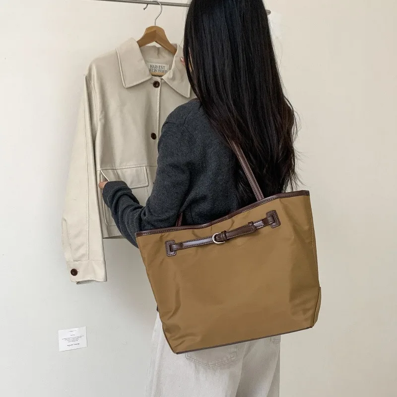 

Nylon Tote Bag for Women, Large Capacity Shoulder Bag with Faux Leather Trim, Lightweight & Durable Commuter Handbag 2026 New