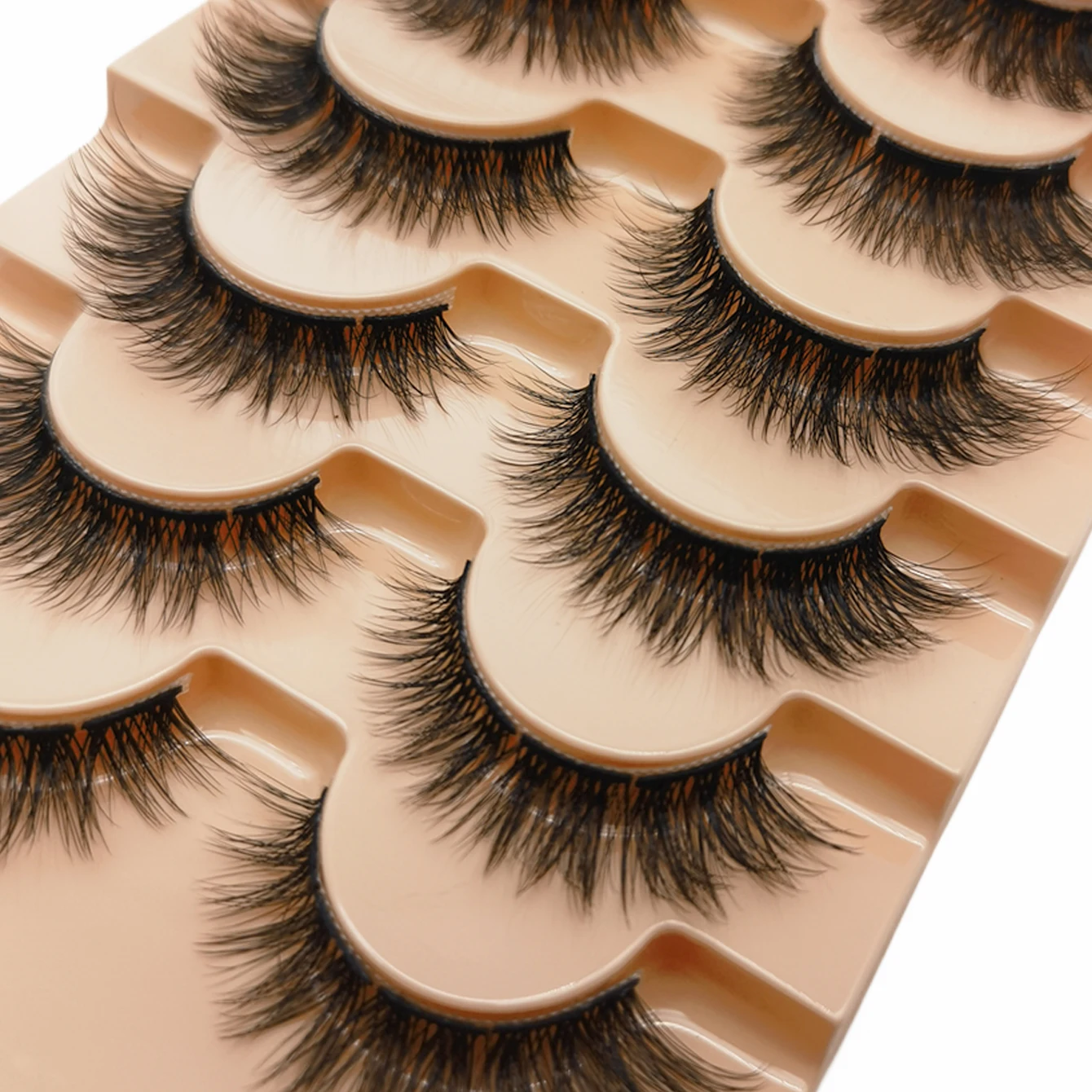 自然なスレンダーな3Dカールがおしゃれなつけまつげ7ペアで、目を引く魅力的なメイクアップを簡単に作成できます。