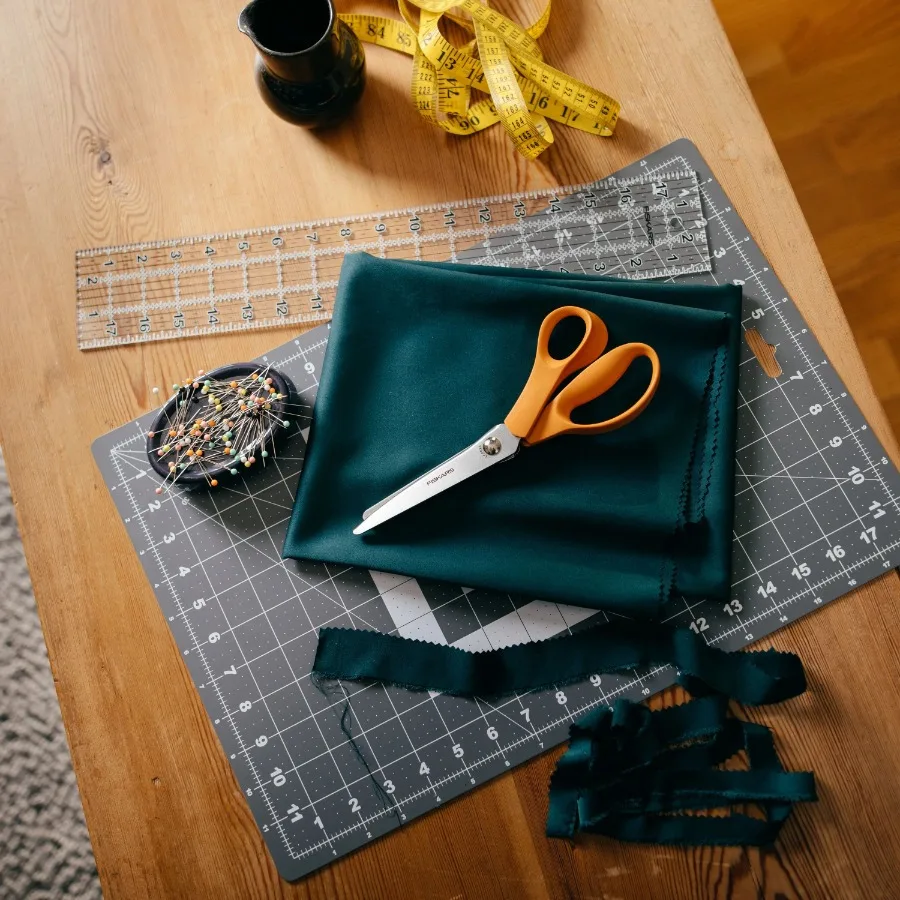 8인치 분홍색 뾰족한 직물 가위, 주황색, 곡선형 손잡이 디자인으로 공예 재료를 평평하게 유지