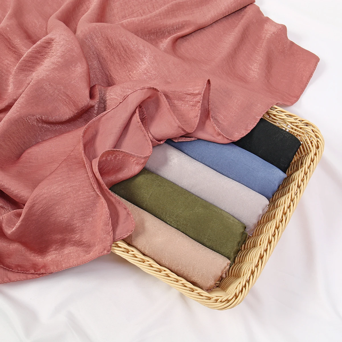Neue Ankunft Satin Seide Schal Hijab Frauen Muslimischen Hijab Glänzenden Schal Damen Premium Kopftuch Stirnband/Wraps Bufandas Seidenschals