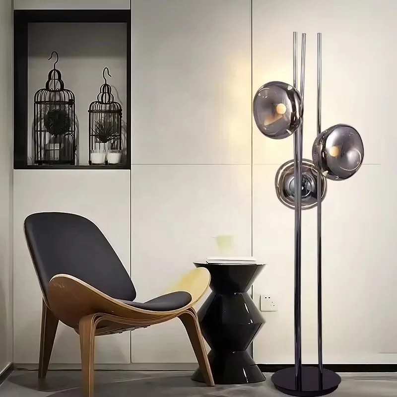 Candeeiro de pé moderno e luxuoso com bola de vidro para sala de estar